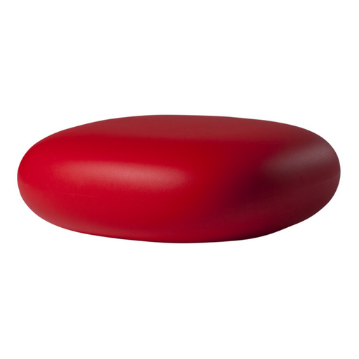 Marcel Wandersin suunnittelema sulavalinjainen CHUBBY LOW Matala design pöytä / Rahi Flame Red värillä.