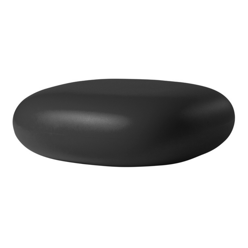 Marcel Wandersin suunnittelema sulavalinjainen CHUBBY LOW Matala design pöytä / Rahi Jet Black värillä.
