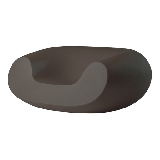 Italo Pertichinin suunnittelema sulavalinjainen CHUBBY Lounge design tuoli Chocolate Brown värillä.