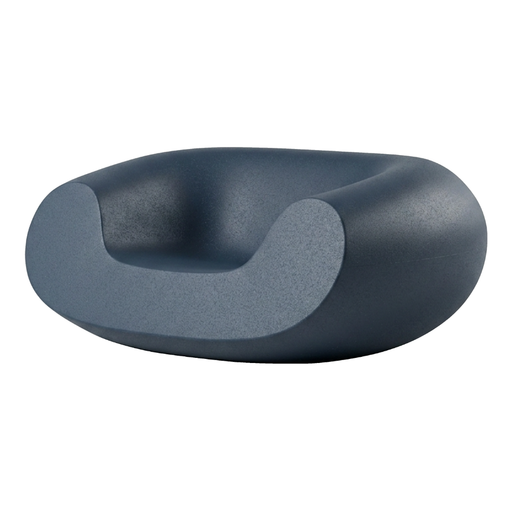 Marcel Wandersin suunnittelema sulavalinjainen CHUBBY Lounge design tuoli Deep Blue värillä.
