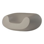 Italo Pertichinin suunnittelema sulavalinjainen CHUBBY Lounge design tuoli Sweet Fuchsia värillä.