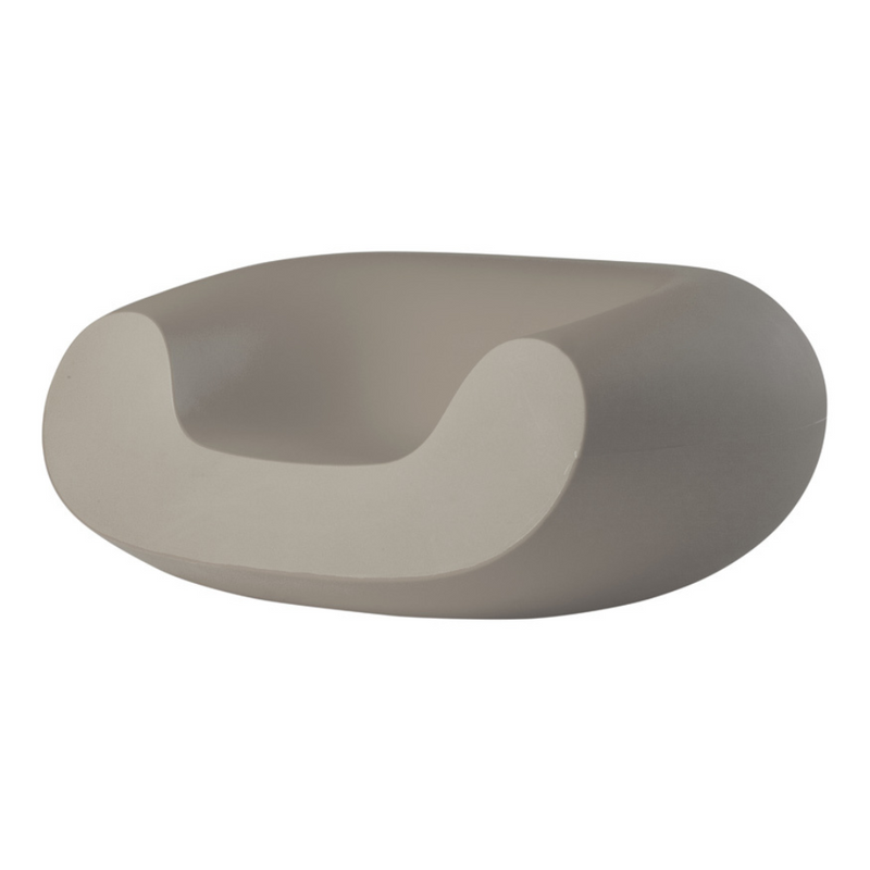 Italo Pertichinin suunnittelema sulavalinjainen CHUBBY Lounge design tuoli Sweet Fuchsia värillä.