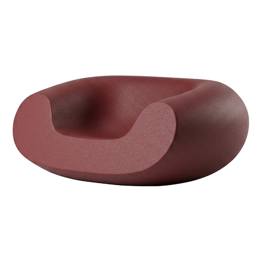 Marcel Wandersin suunnittelema sulavalinjainen CHUBBY Lounge design tuoli Hibiscus Red värillä.