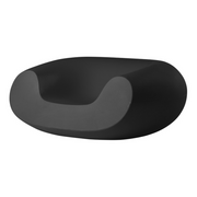 Italo Pertichinin suunnittelema sulavalinjainen CHUBBY Lounge design tuoli Jet Black värillä.