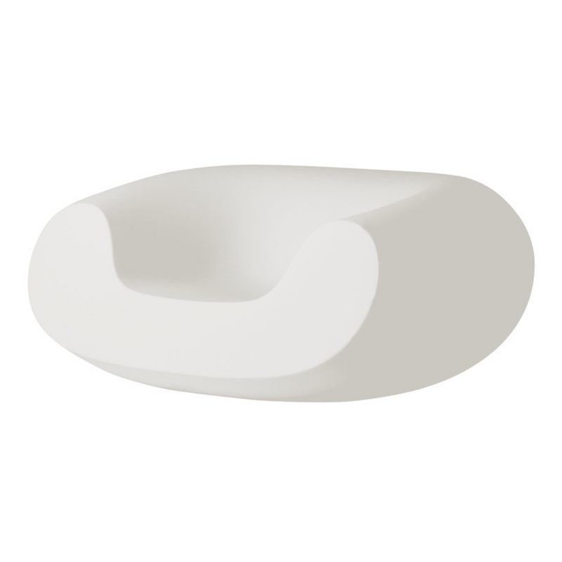 Italo Pertichinin suunnittelema sulavalinjainen CHUBBY Lounge design tuoli Milky White värillä.