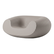 Marcel Wandersin suunnittelema sulavalinjainen CHUBBY Lounge design tuoli Valkoinen Mist White värillä.