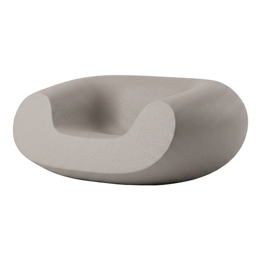 Marcel Wandersin suunnittelema sulavalinjainen CHUBBY Lounge design tuoli Valkoinen Mist White värillä.
