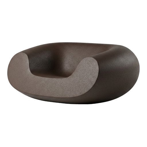 Marcel Wandersin suunnittelema sulavalinjainen CHUBBY Lounge design tuoli Ruskea Moka Brown värillä.