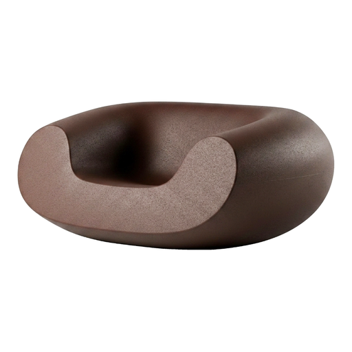 Marcel Wandersin suunnittelema sulavalinjainen CHUBBY Lounge design tuoli Ruskea Namibian Desert värillä.