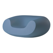 Italo Pertichinin suunnittelema sulavalinjainen CHUBBY Lounge design tuoli Powder Blue värillä.