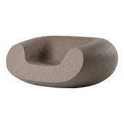 Marcel Wandersin suunnittelema sulavalinjainen CHUBBY Lounge design tuoli Ruskea Sahara Sand värillä.