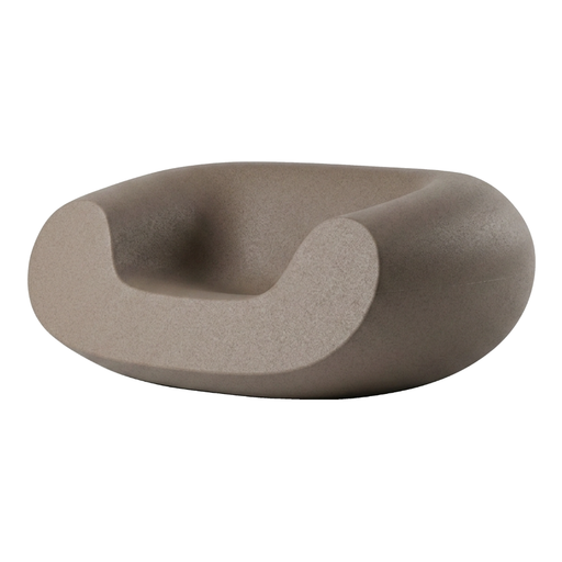Marcel Wandersin suunnittelema sulavalinjainen CHUBBY Lounge design tuoli Ruskea Sahara Sand värillä.