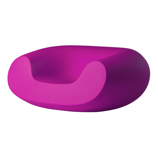 Italo Pertichinin suunnittelema sulavalinjainen CHUBBY Lounge design tuoli Sweet Fuchsia värillä.