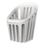 Alvaro Uriben suunnittelema sulavalinjainen COLISEUM design tuoli Dove Grey värillä.