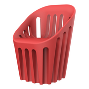 Alvaro Uriben suunnittelema sulavalinjainen COLISEUM design tuoli Flame Red värillä.