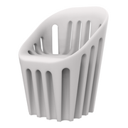 Alvaro Uriben suunnittelema sulavalinjainen COLISEUM design tuoli Milky White värillä.