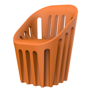 Alvaro Uriben suunnittelema sulavalinjainen COLISEUM design tuoli Pumpkin Orange värillä.