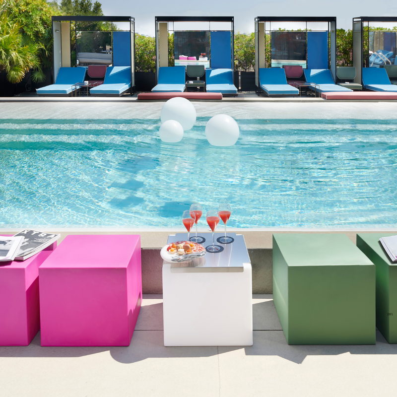 SLIDE® Studion suunnittelema tyylikäs kuutiomainen CUBO Jakkara - Pöytä