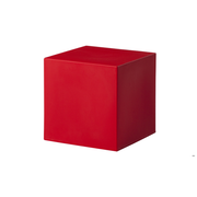 SLIDE® Studion suunnittelema tyylikäs kuutiomainen CUBO Punainen Jakkara - Pöytä Flame Red värillä.