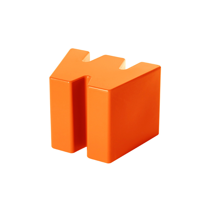 Kazuko Okamoton suunnittelema hauska W kirjaimen muotoinen DOUBLE U Oranssi Jakkara Pumpkin Orange värillä.
