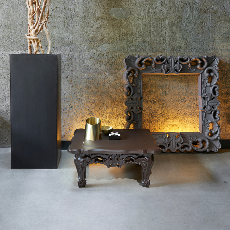 Moro & Pigattin suunnittelema hulvaton koristeellinen DUKE OF LOVE design sohvapöytä.