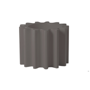 Anastasia Ivanyukin suunnittelema käytännöllinen ja tyylikäs industrial henkinen GEAR POT Harmaa Kasviruukku Argil Grey värillä.