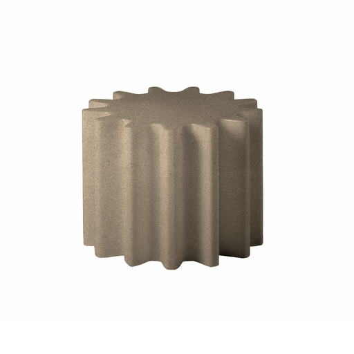 Anastasia Ivanyukin suunnittelema industrial henkinen GEAR Jakkara - Pöytä Beige Almond Beige värillä.