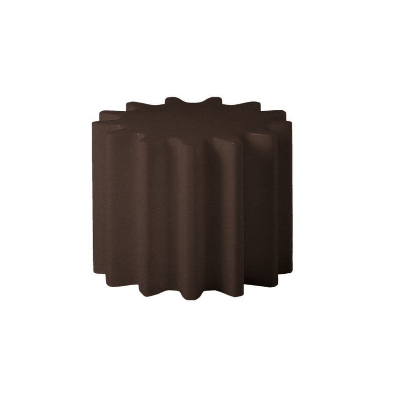 Anastasia Ivanyukin suunnittelema industrial henkinen GEAR Jakkara - Pöytä Ruskea Moka Brown värillä.