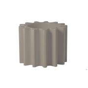 Anastasia Ivanyukin suunnittelema käytännöllinen ja tyylikäs industrial henkinen GEAR POT Harmaa Kasviruukku Dove Grey värillä.