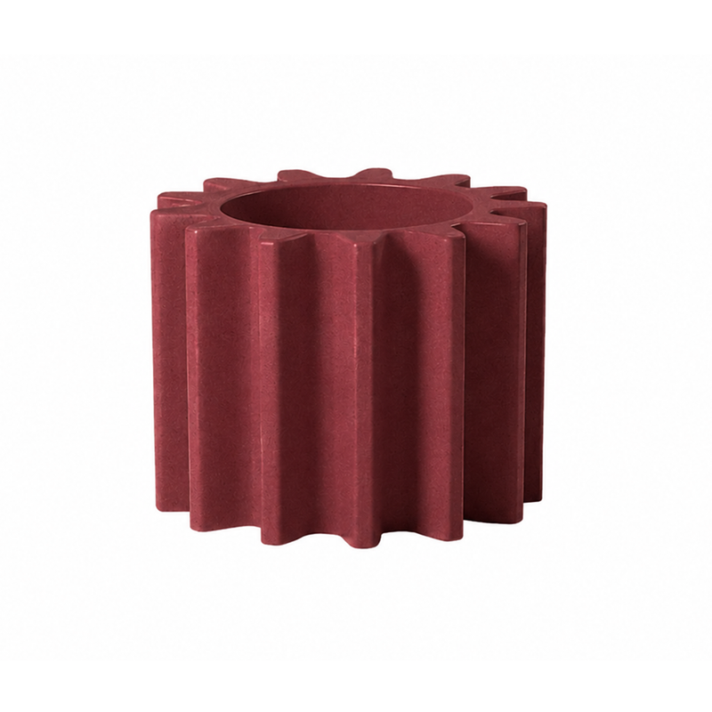 Anastasia Ivanyukin suunnittelema käytännöllinen ja tyylikäs industrial henkinen GEAR POT Kasviruukku. Kasviruukun väri: Punainen Hibiscus Red.