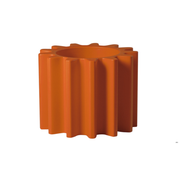 Anastasia Ivanyukin suunnittelema käytännöllinen ja tyylikäs industrial henkinen GEAR POT Oranssi Kasviruukku Pumpkin Orange värillä.