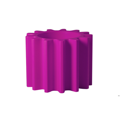 Anastasia Ivanyukin suunnittelema käytännöllinen ja tyylikäs industrial henkinen GEAR POT Pinkki Kasviruukku Sweet Fuchsia värillä.