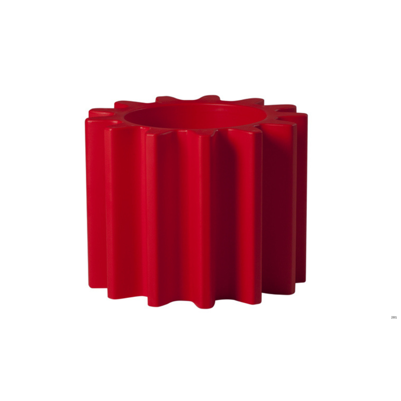 Anastasia Ivanyukin suunnittelema käytännöllinen ja tyylikäs industrial henkinen GEAR POT Punainen Kasviruukku Flame Red värillä.