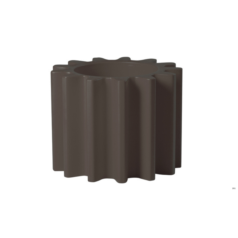 Anastasia Ivanyukin suunnittelema käytännöllinen ja tyylikäs industrial henkinen GEAR POT Ruskea Kasviruukku Chocolate Brown värillä.