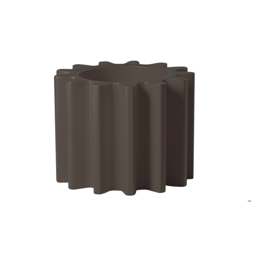 Anastasia Ivanyukin suunnittelema käytännöllinen ja tyylikäs industrial henkinen GEAR POT Ruskea Kasviruukku Chocolate Brown värillä.