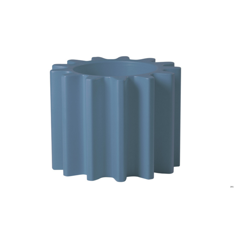 Anastasia Ivanyukin suunnittelema käytännöllinen ja tyylikäs industrial henkinen GEAR POT Sininen Kasviruukku Powder Blue värillä.