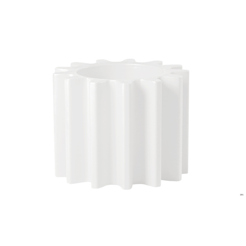 Anastasia Ivanyukin suunnittelema käytännöllinen ja tyylikäs industrial henkinen GEAR POT Valkoinen Kasviruukku Milky White värillä.