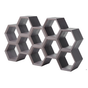 Taeke Halman suunnittelema sulavalinjainen HEXA design hyllykkö Argil Grey värillä.