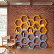 Taeke Halman suunnittelema sulavalinjainen HEXA design hyllykkö.