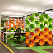 Taeke Halman suunnittelema sulavalinjainen HEXA design hyllykkö.