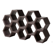 Taeke Halman suunnittelema sulavalinjainen HEXA design hyllykkö Chocolate Brown värillä.