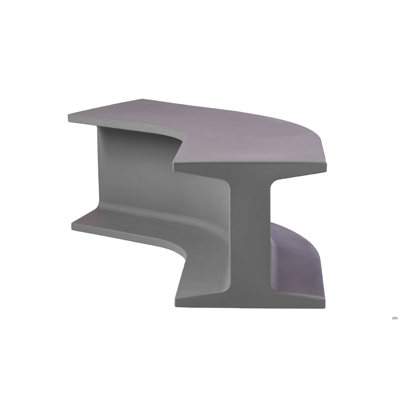 Sebastian Bergnen suunnittelema sulavalinjainen IRON design penkki Argil Grey värillä.