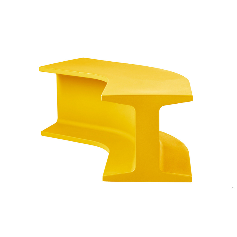 Sebastian Bergnen suunnittelema sulavalinjainen Keltainen IRON design penkki Saffron Yellow värillä.