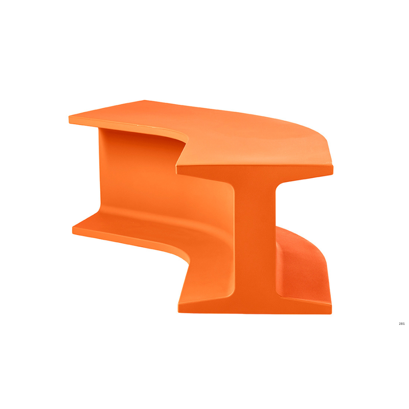 Sebastian Bergnen suunnittelema sulavalinjainen Oranssi IRON design penkki Pumpkin Orange värillä.