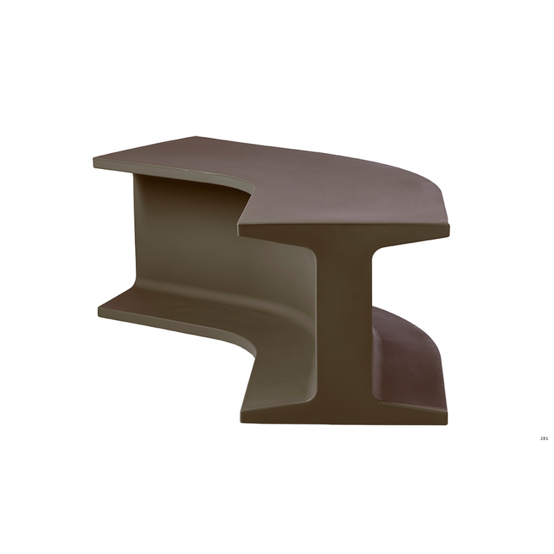 Sebastian Bergnen suunnittelema sulavalinjainen IRON design penkki Chocolate Brown värillä.