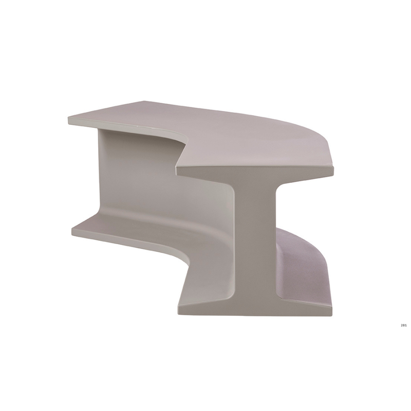 Sebastian Bergnen suunnittelema sulavalinjainen IRON design penkki Dove Grey värillä.