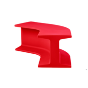 Sebastian Bergnen suunnittelema sulavalinjainen IRON design penkki Flame Red värillä.