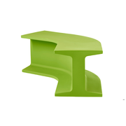 Sebastian Bergnen suunnittelema sulavalinjainen IRON design penkki Lime Green värillä.