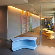 Sebastian Bergnen suunnittelema sulavalinjainen IRON design penkki.