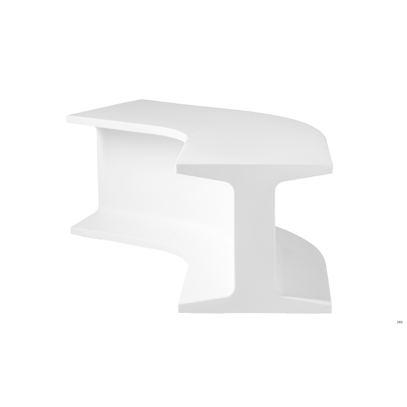 Sebastian Bergnen suunnittelema sulavalinjainen IRON design penkki Milky White värillä.